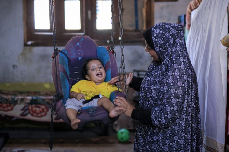 Auch der kleine Malik und seine Mutter werden von HI betreut. I © Motasem Mortaja