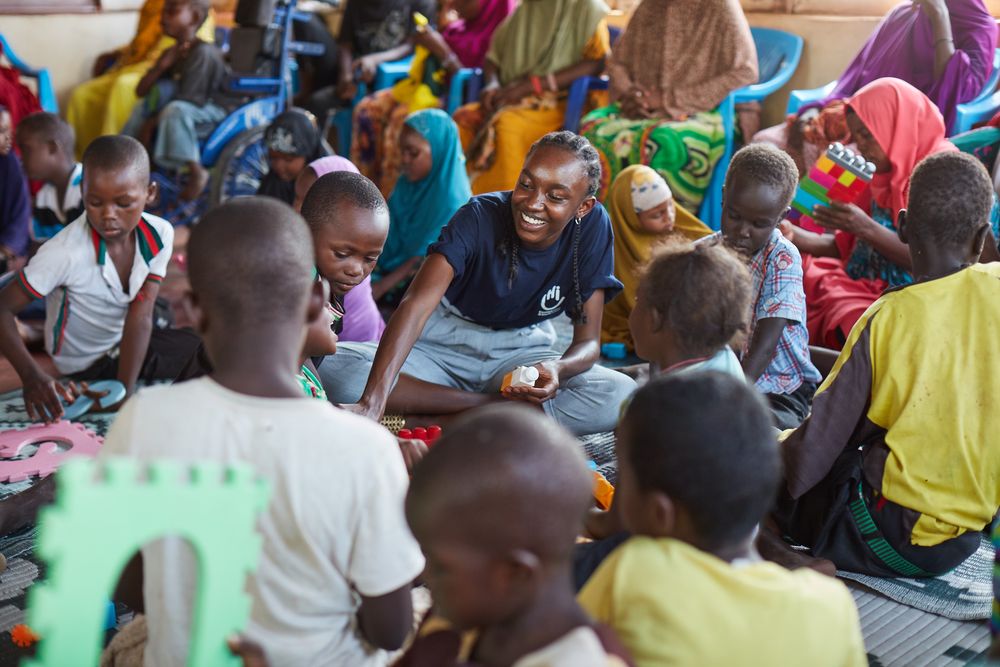 Nicole Atieno spielt mit den Kindern im inklusiven Spielzentrum von Kakuma.