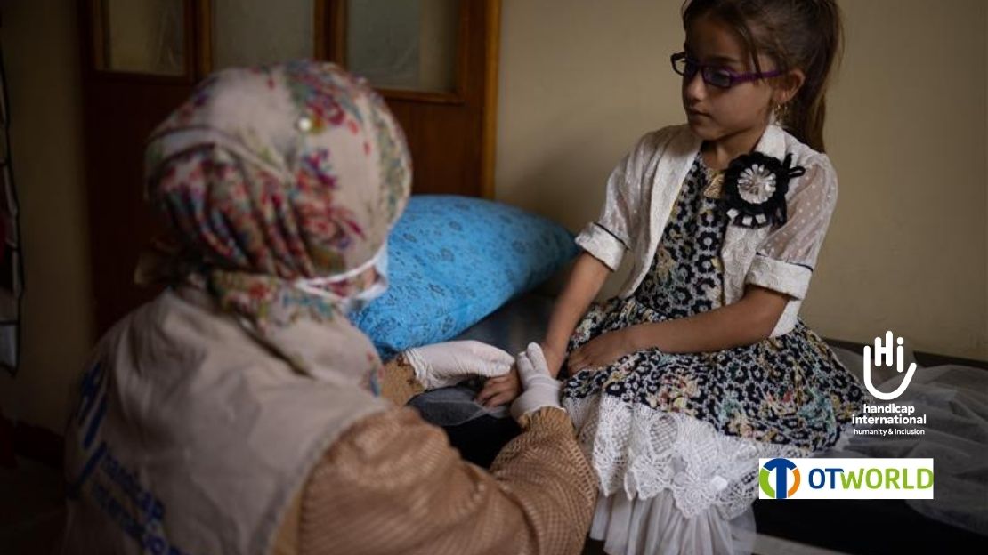 Ein Mädchen wird von einer Physiotherapeutin behandelt. An ihrem Arm hat das Mädchen tiefe Narben. 