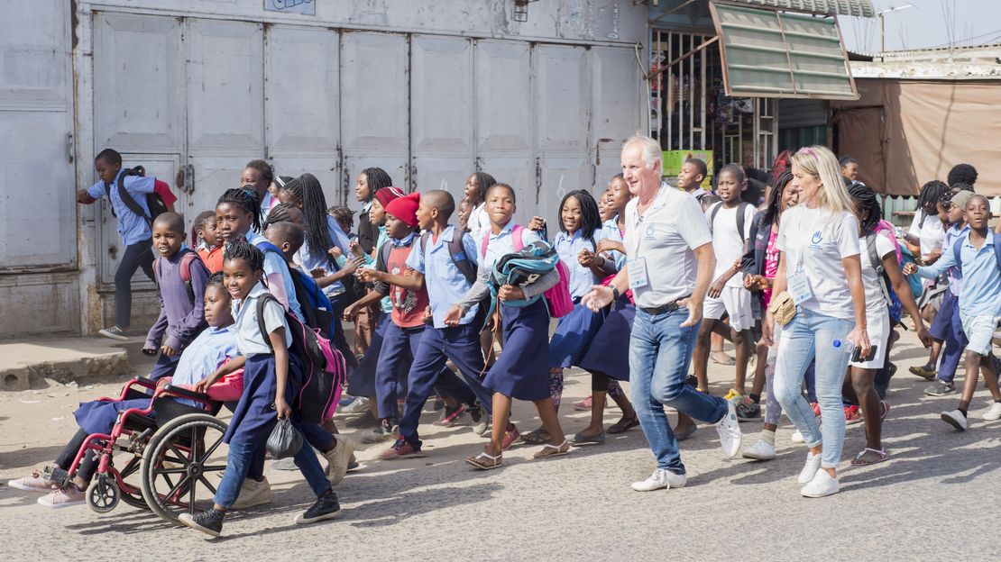 Die Pharos begleiten die Kinder auf dem Weg zur Schule