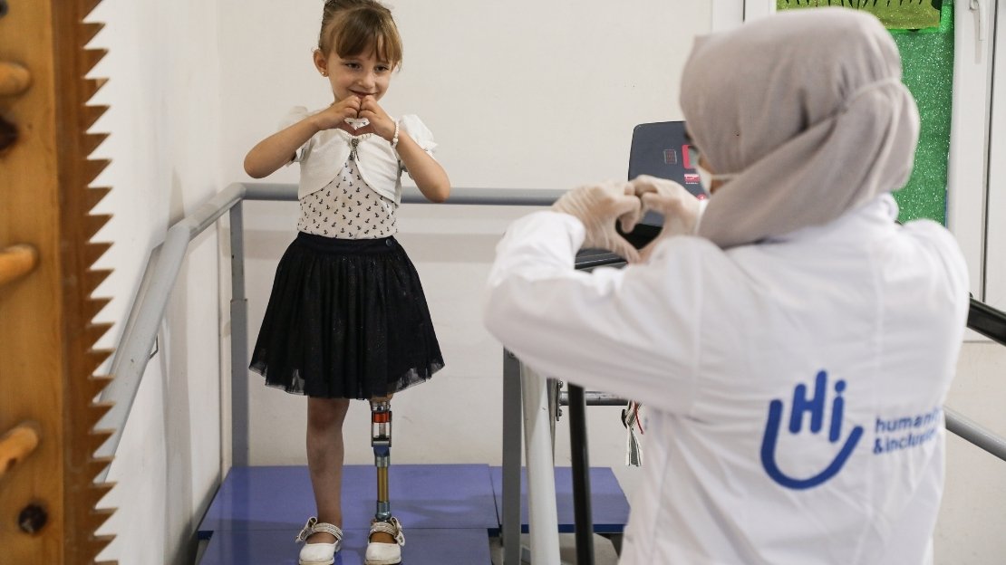 Syrien: Mit Prothese geht Enas ihren Weg