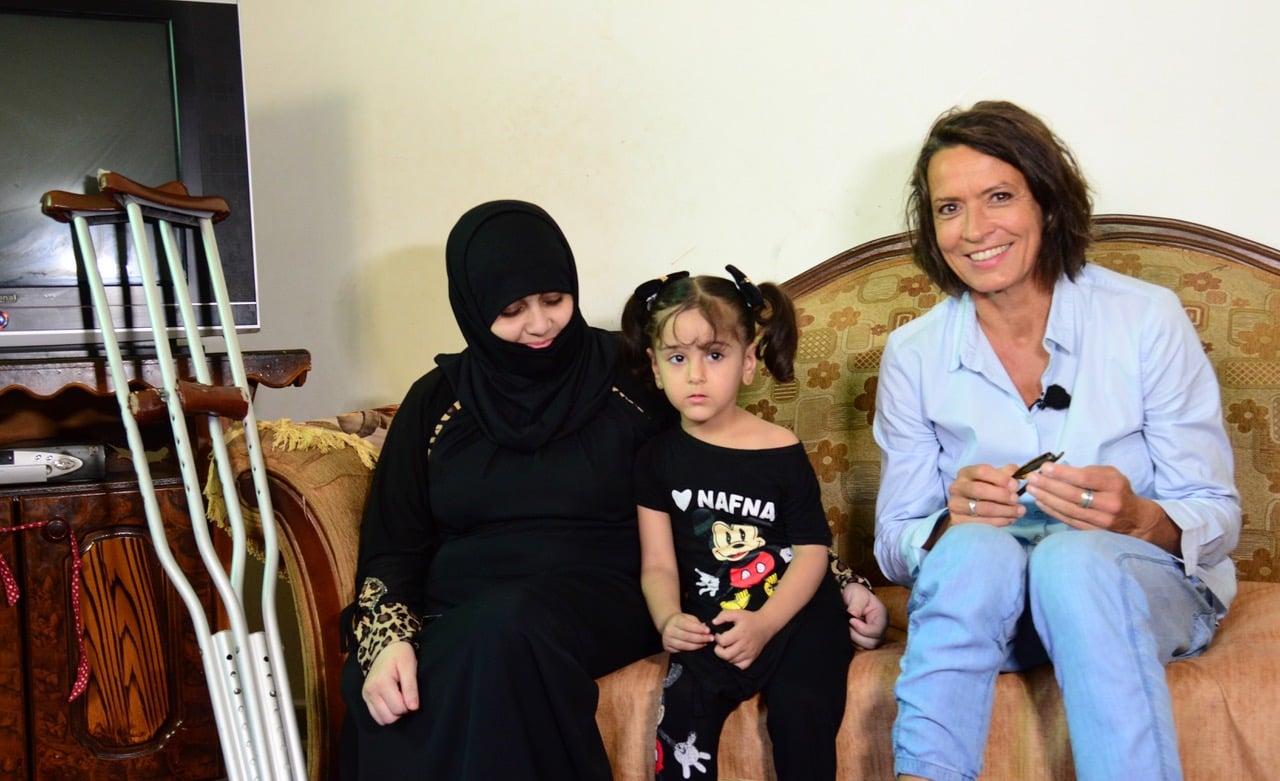Manal abo Nabout, 36 Jahre alt, ihre Nichte und Ulrike Folkerts. Die Frau verlor bei den Bombardierungen in Syrien ein Bein.