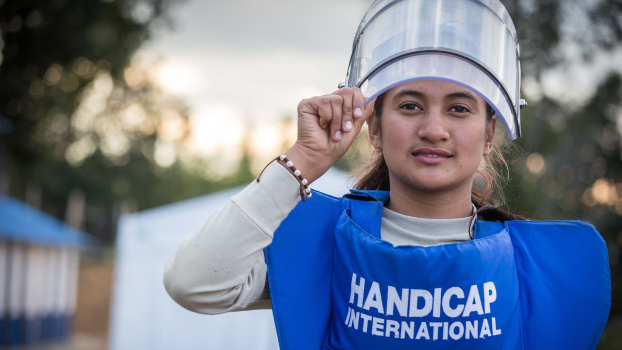 Entminerin für Handicap International in Kolumbien