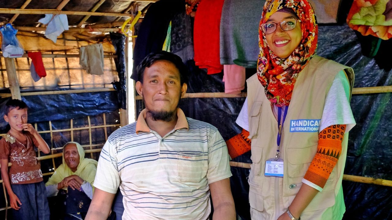 Rohingya Flüchtling Ibrahim erhält Physiotherapie von Handicap International.