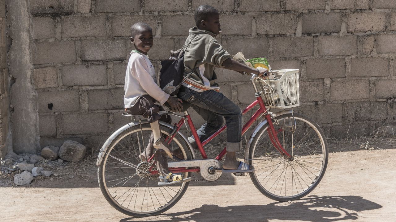 Abdoul aus Burkina Faso mit einem Freund auf dem Fahrrad.