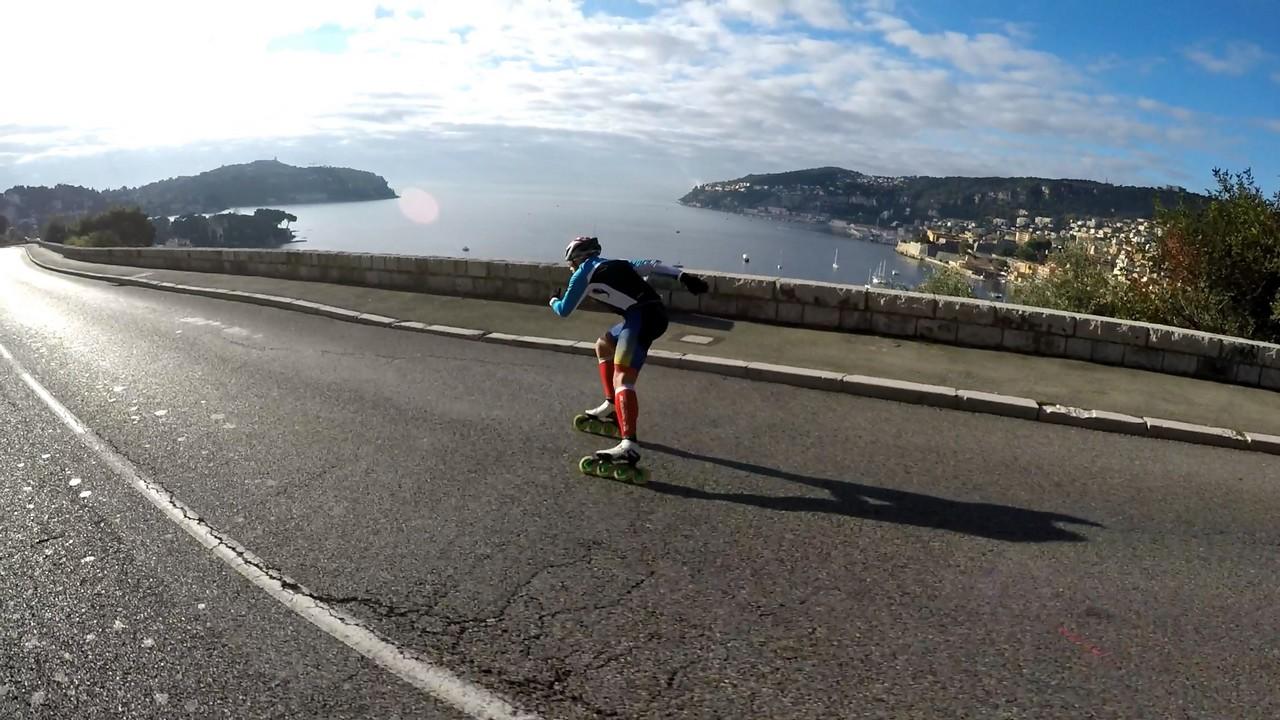 Daniel Mihalcea rollt eine Straße in Nizza entlang.