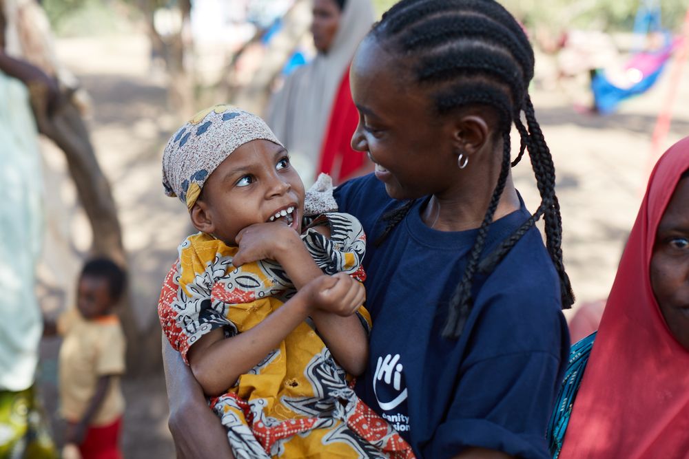 Nicole kuschelt mit der vielfach behinderten Amina aus Somaliland auf dem Arm.