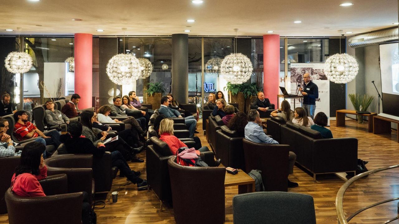 Till Mayer spricht vor der InterNations Gruppe München im Rahmen des Giving Tuesday.