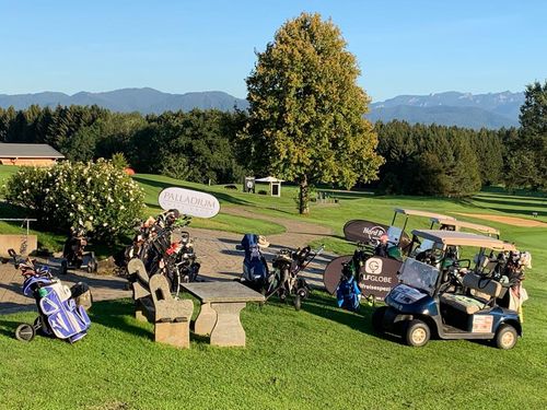 Golf-Caddies auf einer grünen, sonnenbeschienen Wiese im Land- und Golfclub St. Eurach bei Iffeldorf 
