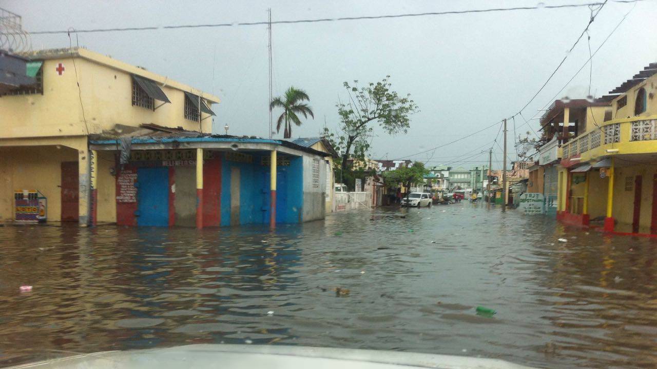 Überschwemmte Straße in Cayes