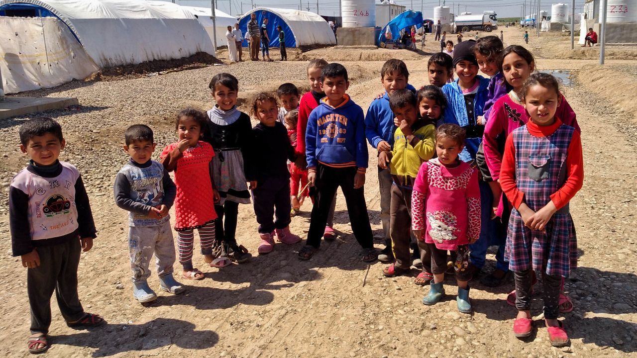 Aus Mossul geflohene Kinder