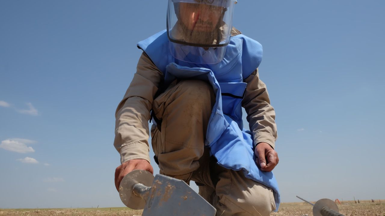 Ein Entminer von Handicap International bei der Arbeit