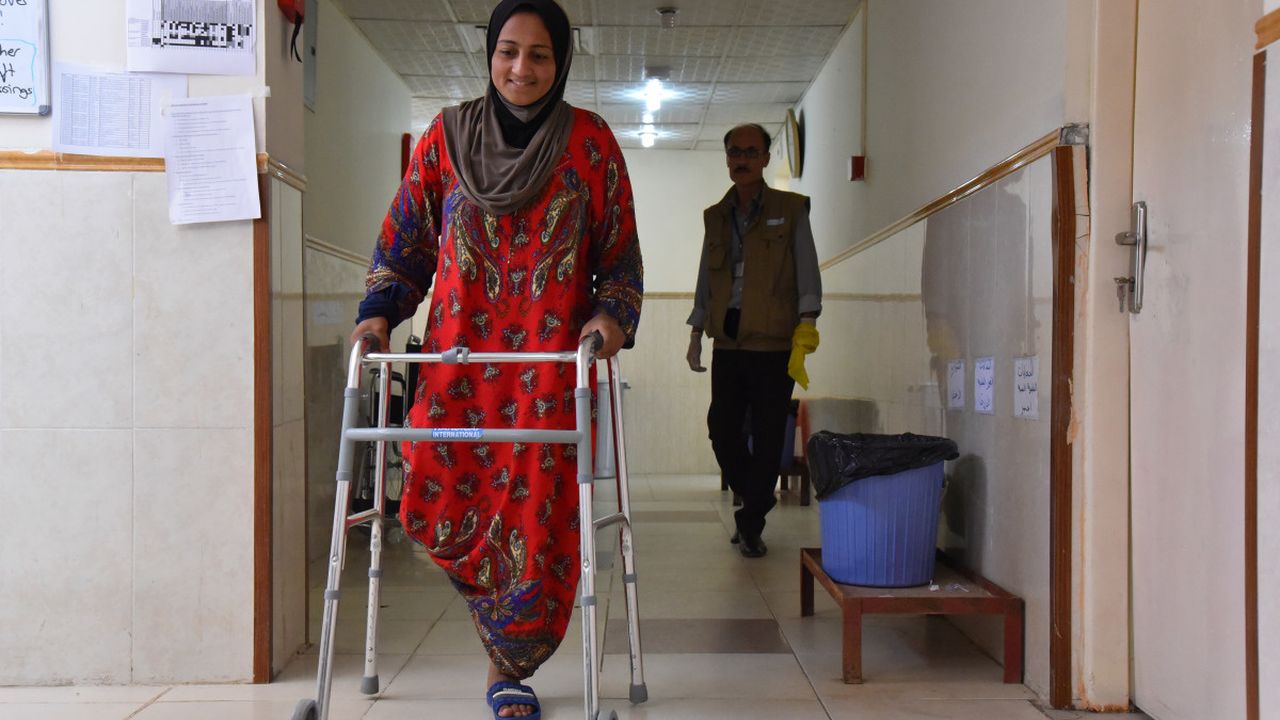 Widad und Salam in einem Korridor des Krankenhauses in Hamdaniyah.