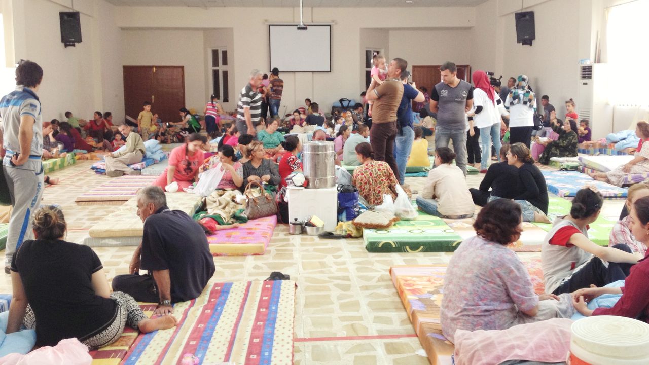 Dichtgedrängt wohnen die Flüchtlinge in Gemeindezentren und anderen leergeräumten Gebäuden