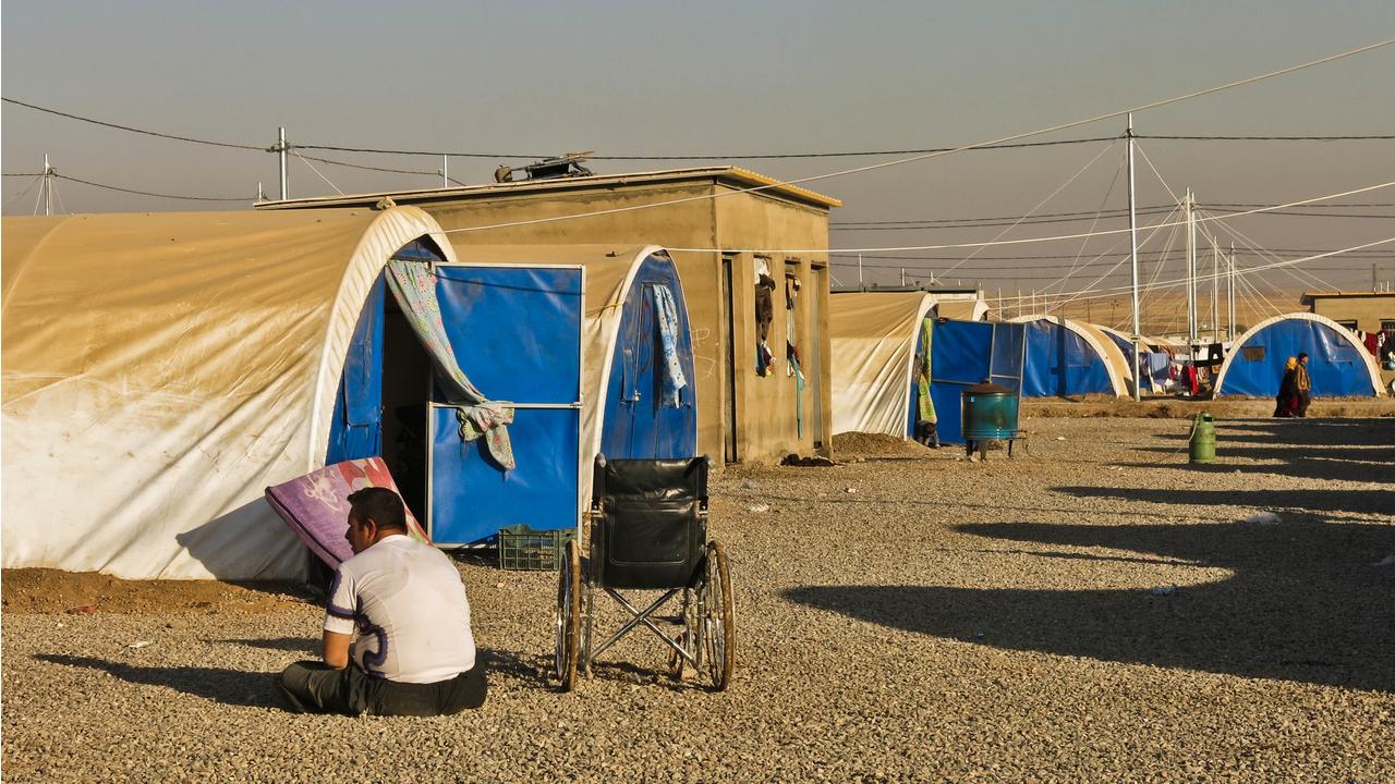 Ein Mann mit Behinderung vor seinem Zelt im Camp Khazer.