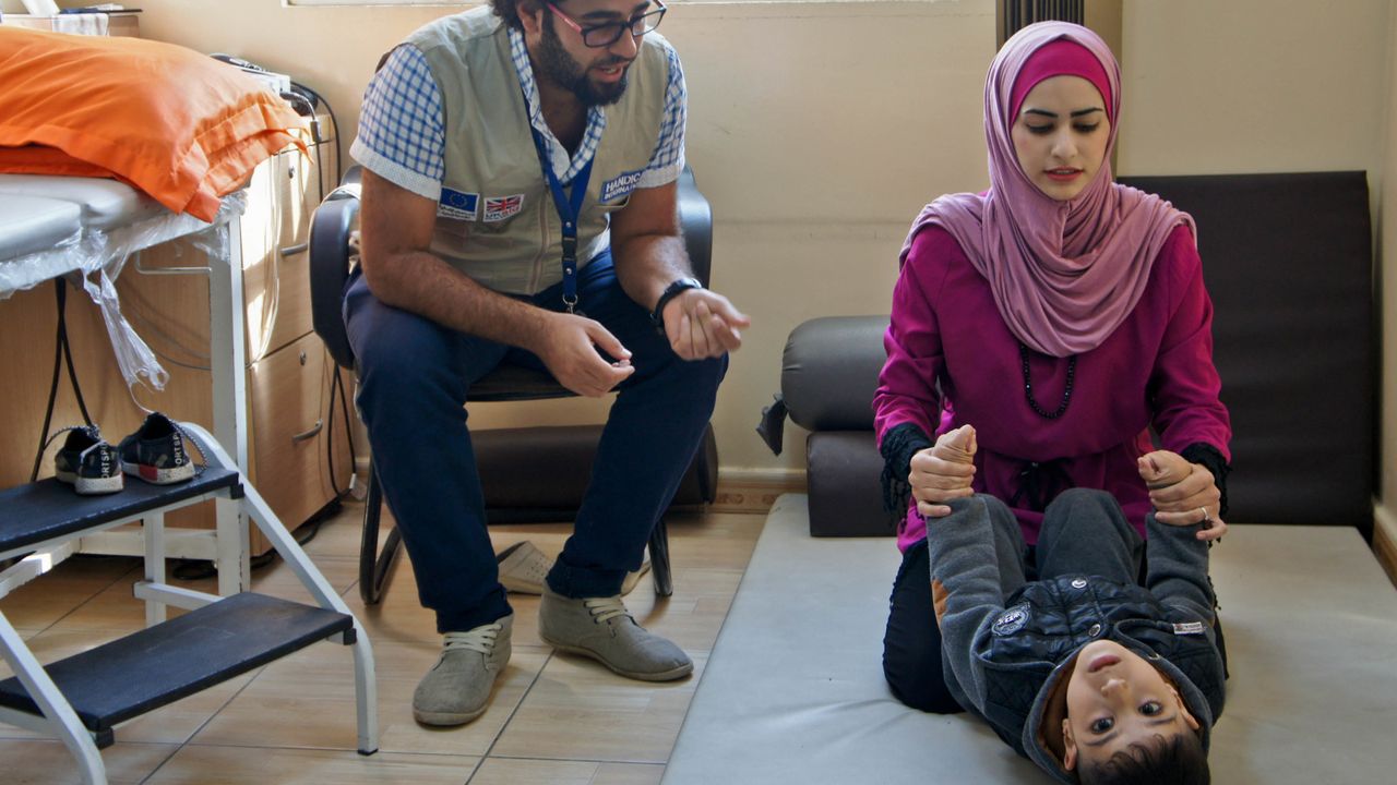Junge mit Zerebralparese in Jordanien bekommt Physiotherapie von HI