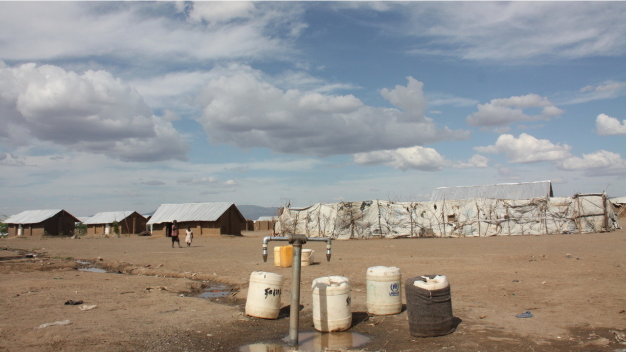 Trockene Erde und Wasserstellen im Flüchtlingslager Kakuma