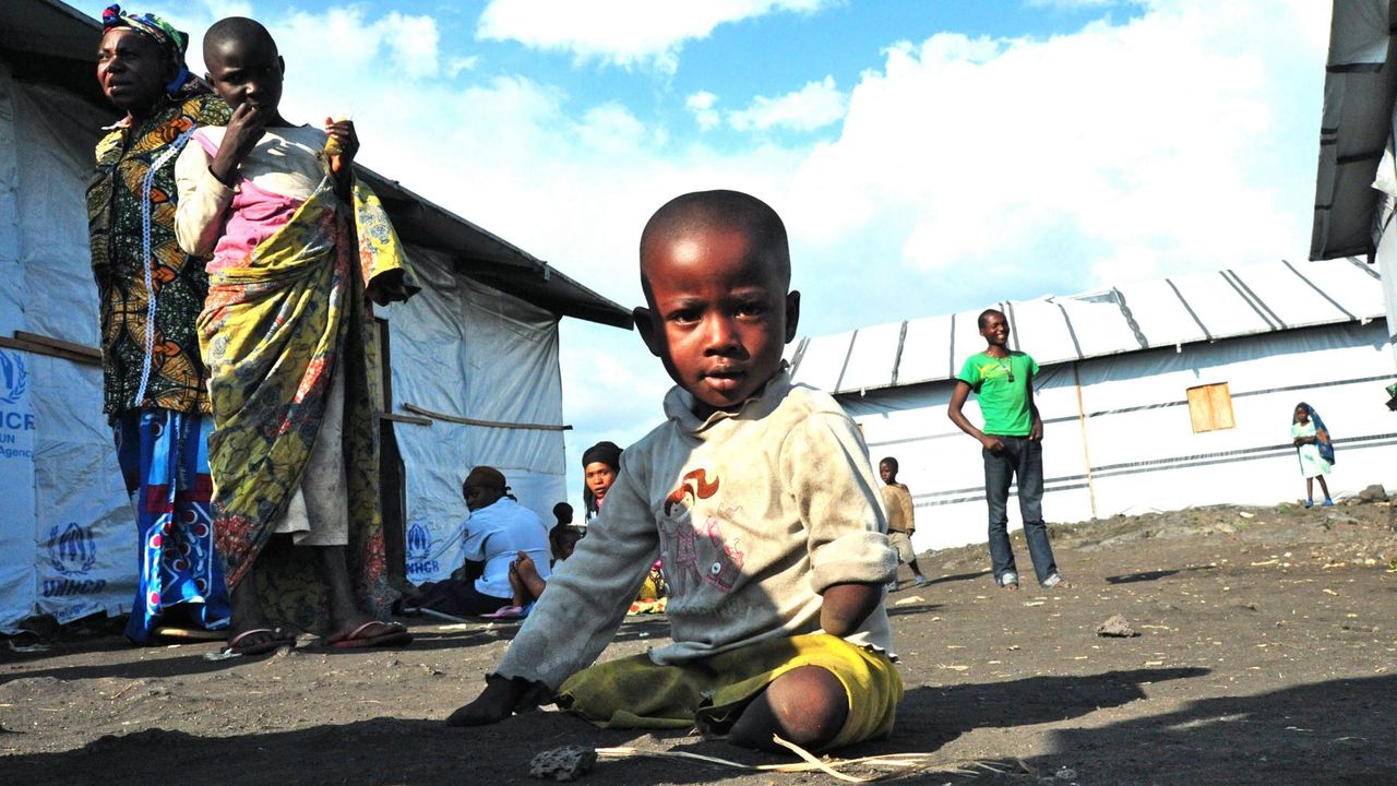 Ein kleiner Junge sitzt in einem Flüchtlingslager in Goma auf dem Boden.