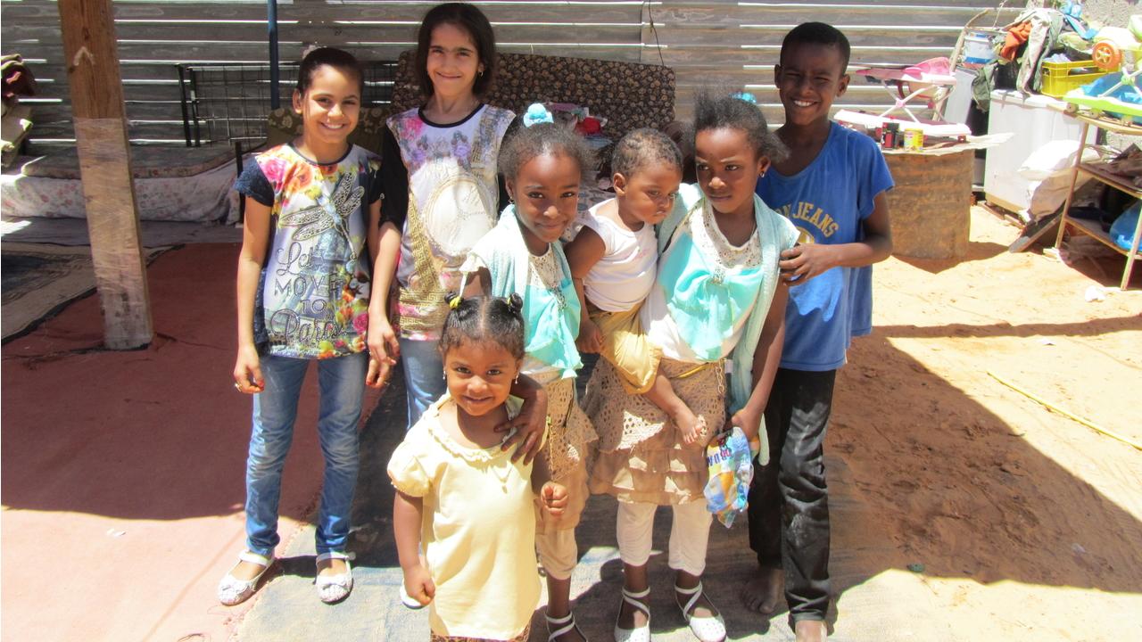 Sieben geflohene Kinder, die aktuell in Tripolis leben, sind auf dem Foto zu sehen