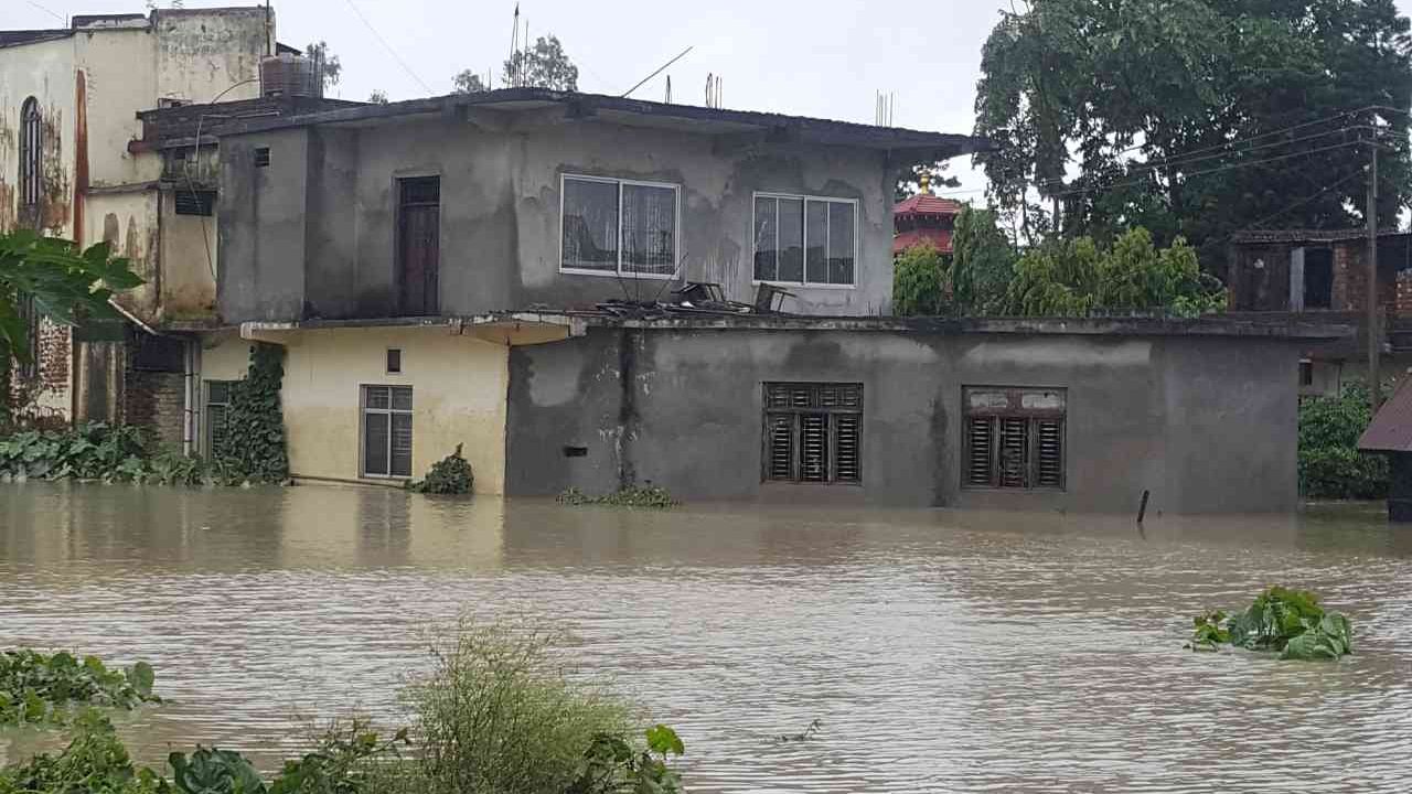 Ein Haus in der Provinz Terai, das aufrund der starken Überschwemmungen unter Wasser steht 