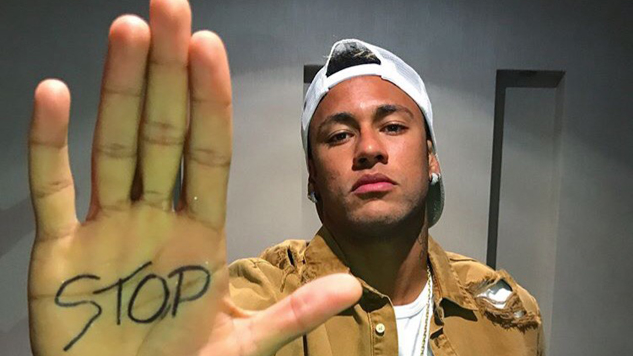 Neymar Jr. macht die STOP-Geste