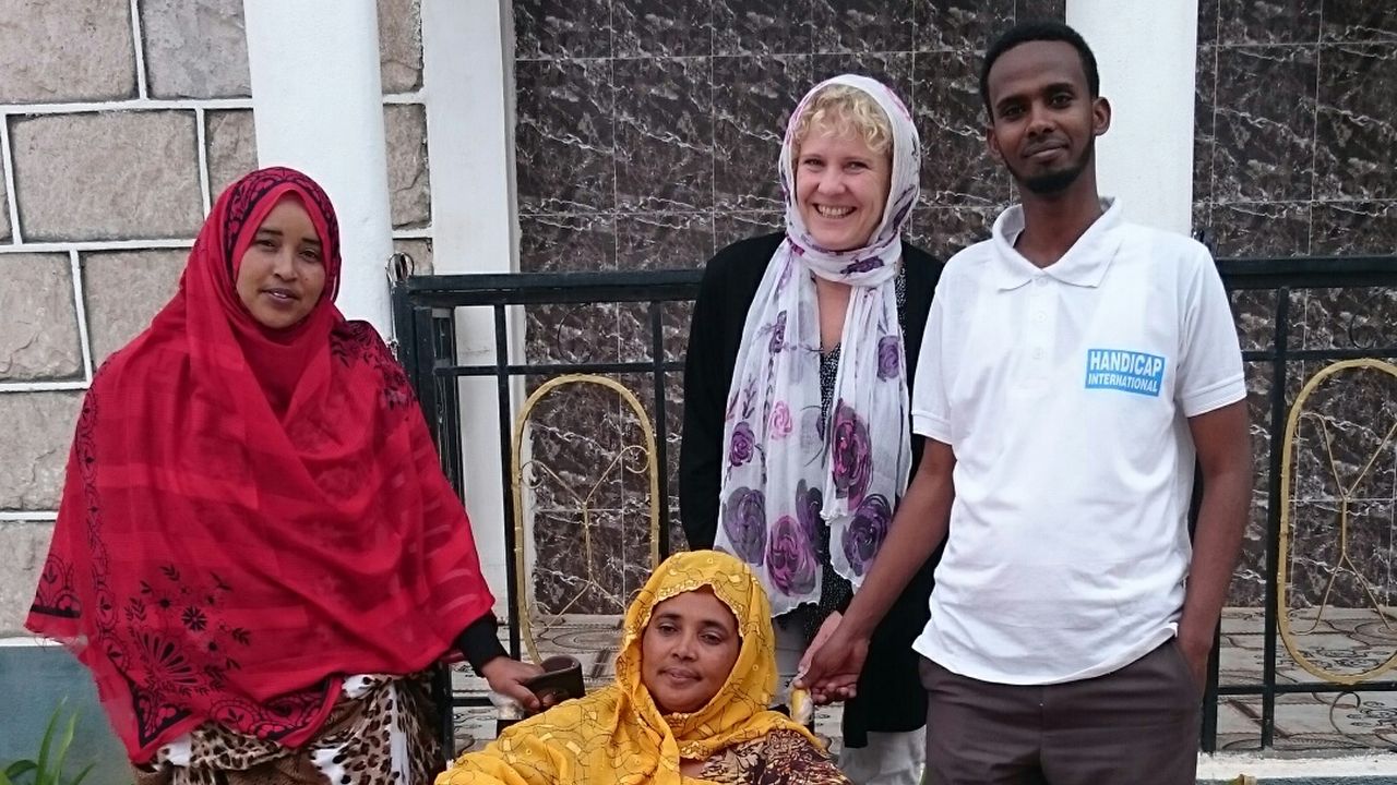 Eva zusammen mit Noura, die im Rollstuhl sitzt, Fatumo und Hamze
