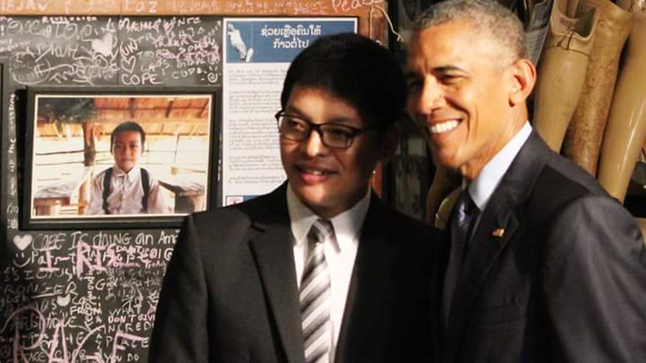 US-Präsident Obama und Ban Advocate Thoummy Silamphan stehen nebeneinander und lächeln in die Kamera