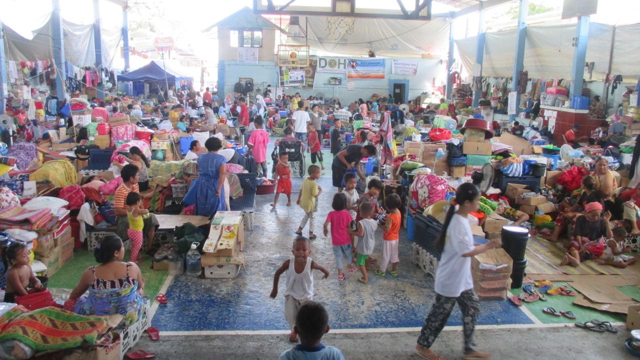 Zahlreiche Familien im Evakuierungszentrum, Lanao del Notre, Philippinen 