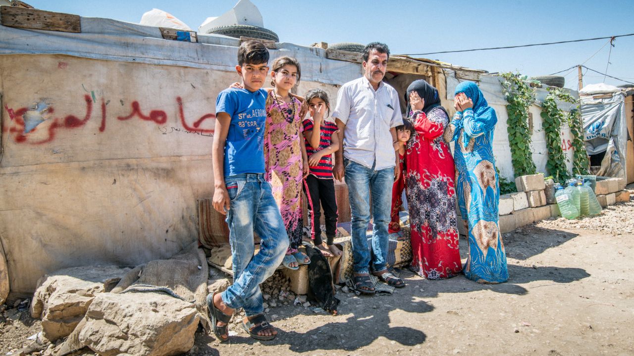 Ranim und ihre Familie vor ihrem Zelt im Libanon