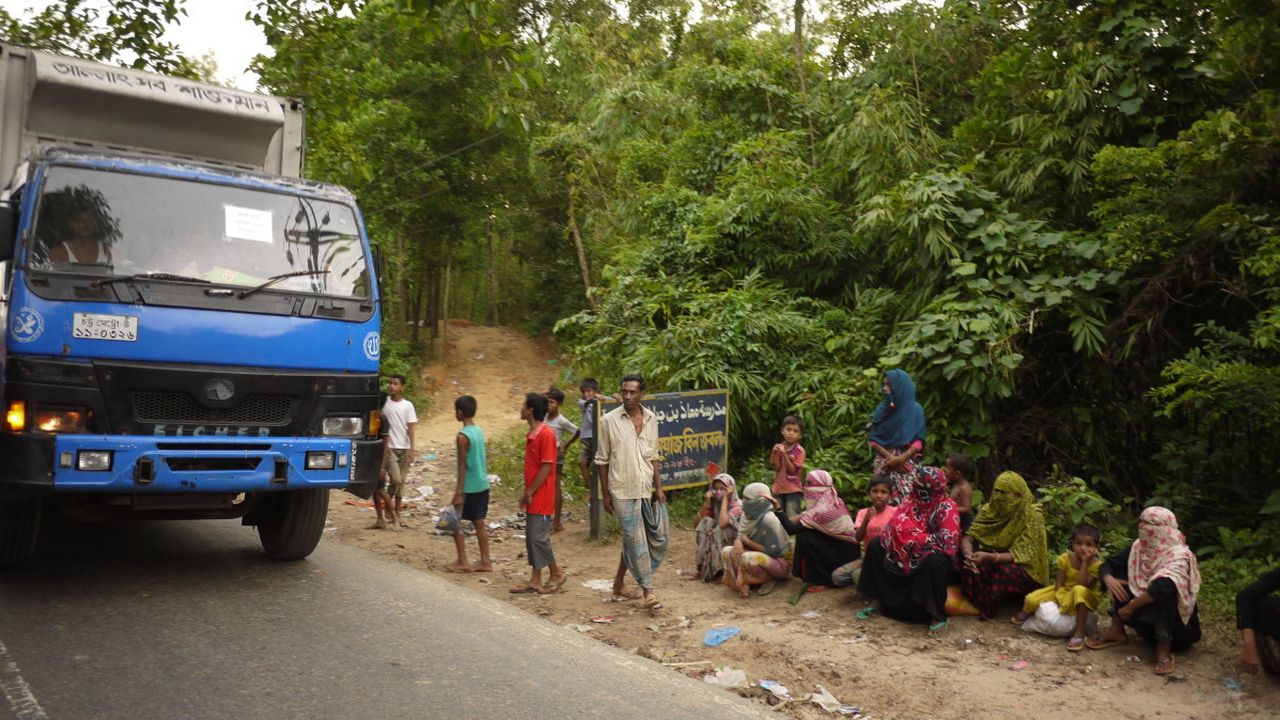 Rohingya auf der Flucht am Straßenrand in Bangladesch