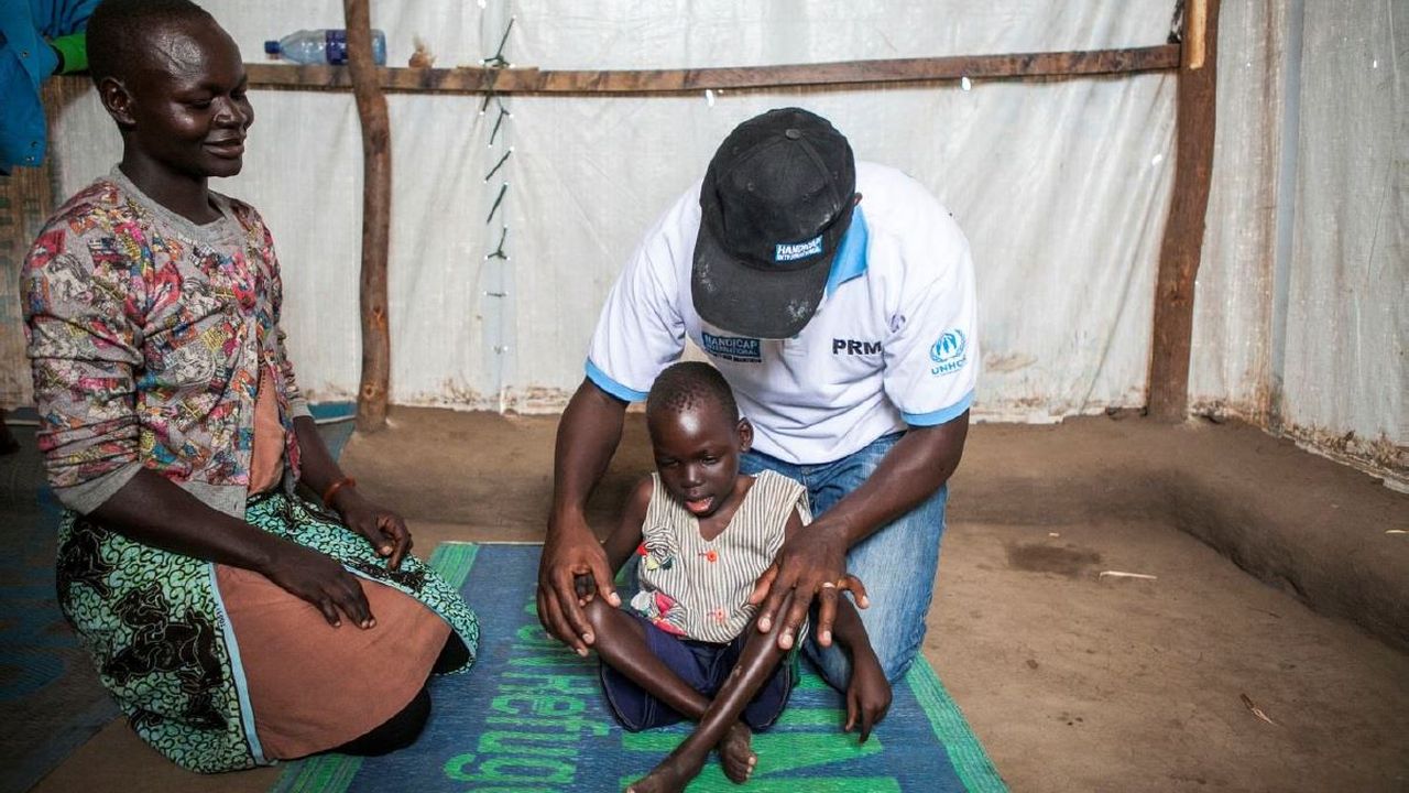 Rose, Samuel und ein Physiotherapeut von Handicap International bei der Übungseinheit.