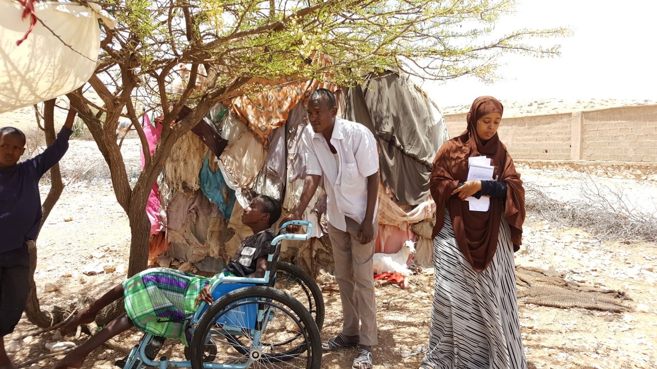 Ein Team von Handicap International trifft in Somaliland eine von Dürre bedrohte Familie.