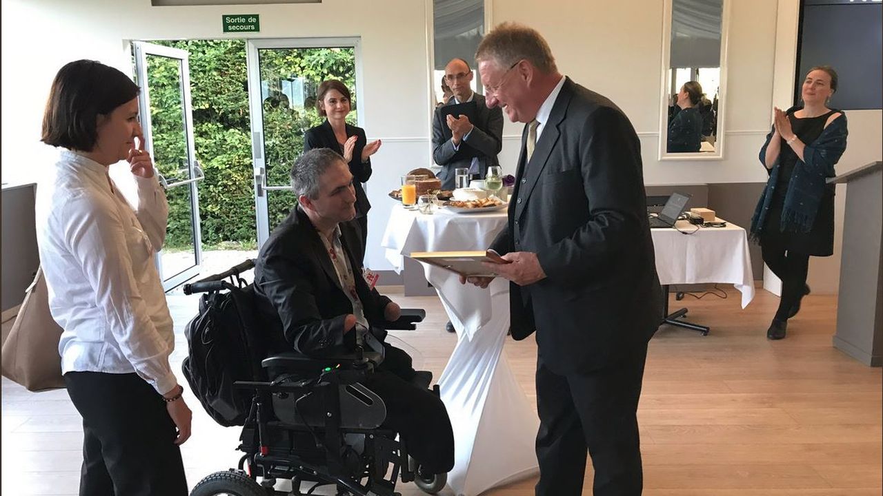 Botschafter Branislav Kapetanovic, hat selbst durch einen Streubombenunfall Arme und Beine verloren.