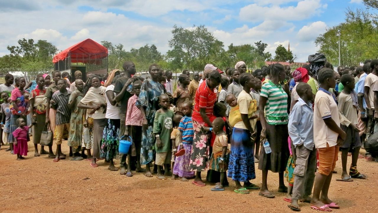 Flüchtlinge aus dem Südsudan warten im Camp Omugo in Uganda