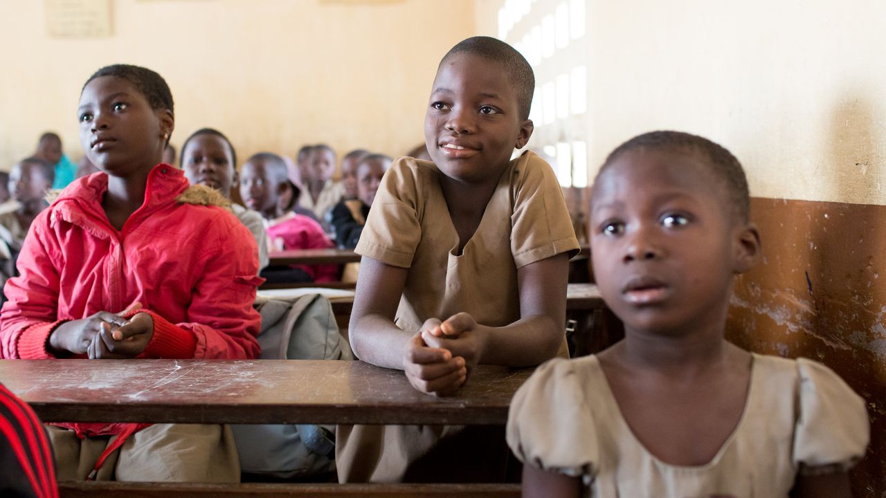 Mädchen die in einer Schulklasse in Togo