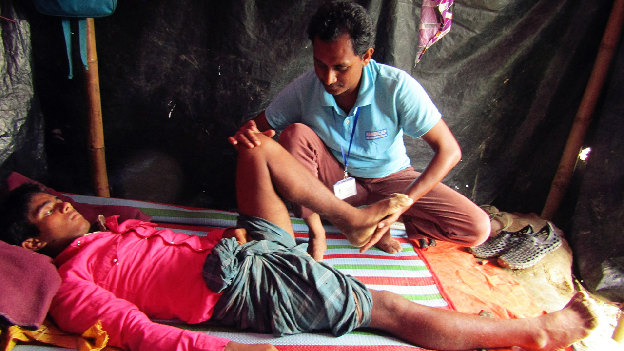 Flüchtling in Bangladesch während Physiotherapie