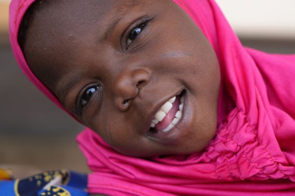 Ein lächelndes kleines Mädchen aus Afrika