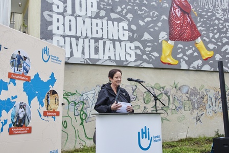 Darmstadts Bürgermeisterin Barbara Akdeniz vor dem Graffiti