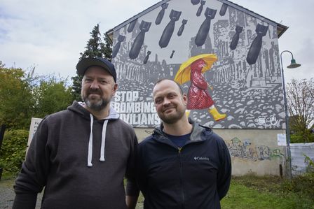 Die Künstler Elmar Compes (links) und Fabian Meuren vor dem Graffiti
