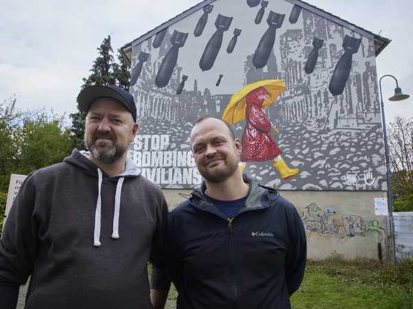 Die Künstler vor ihrem Graffiti in Darmstadt