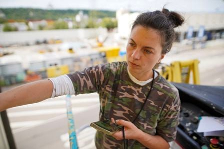 Künstlerin VIDEO (Julia Heinisch) in Frontalansicht, während sie an ihrem Werk arbeitet.