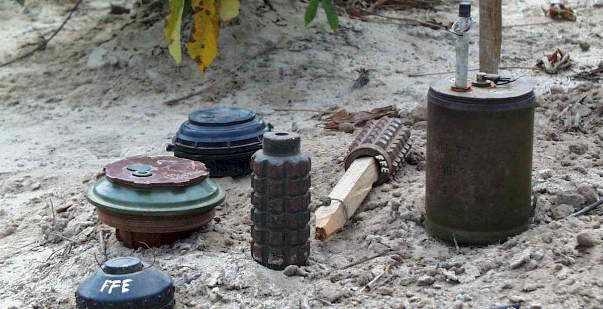 Eine Sammlung verschiedener Typen von Landminen.