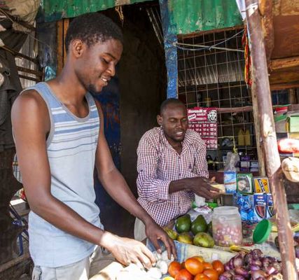 Noor Omar Mohamed aus Somalia betreibt seinen kleinen Laden im Flüchtlingscamp in Kenia. Noor Omar Mohamed aus Somalia betreibt seinen kleinen Laden im Flüchtlingscamp in Kenia.
