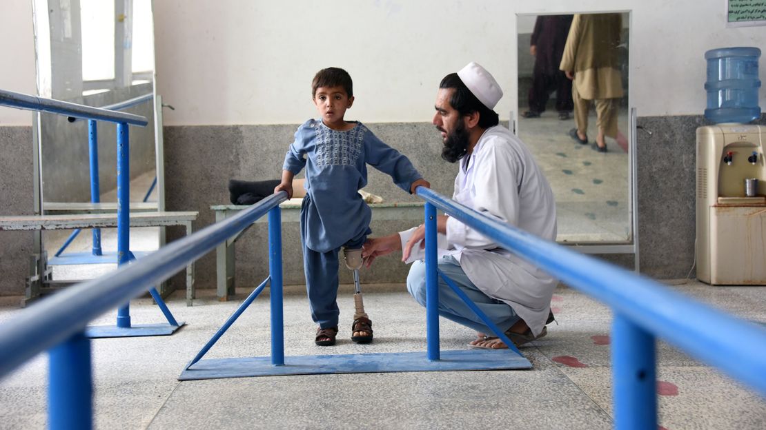 Afghanischer Junge lernt mit seiner Prothese laufen.