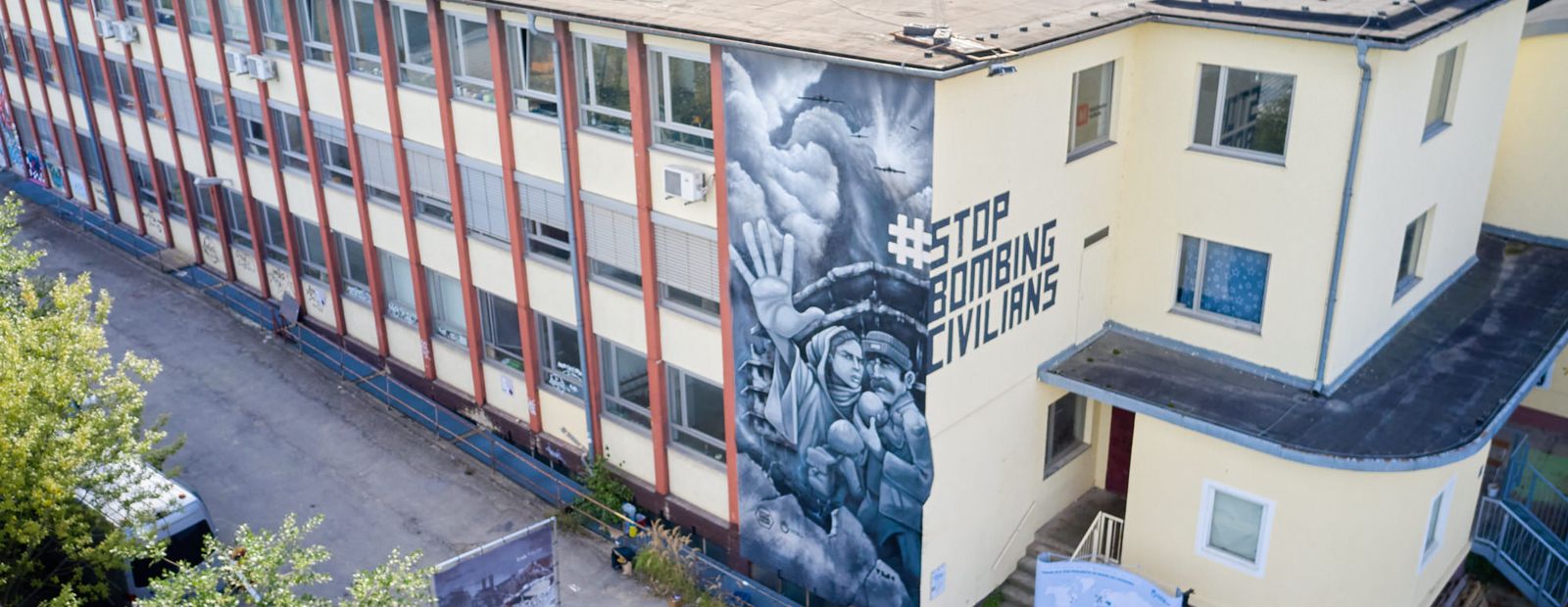 Ein wandhohes Graffiti im Münchner Werksviertel aus der Vogelperspektive