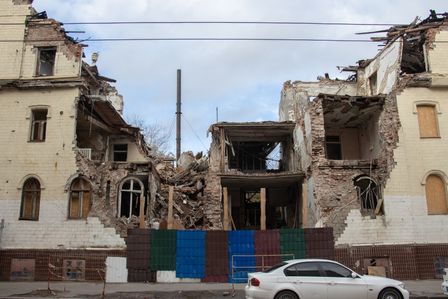 Durch Explosivwaffen zerstörtes Gebäude in Charkiw (Ukraine)