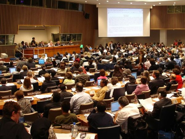 Versammlungssaal voller Menschen bei den Vereinten Nationen