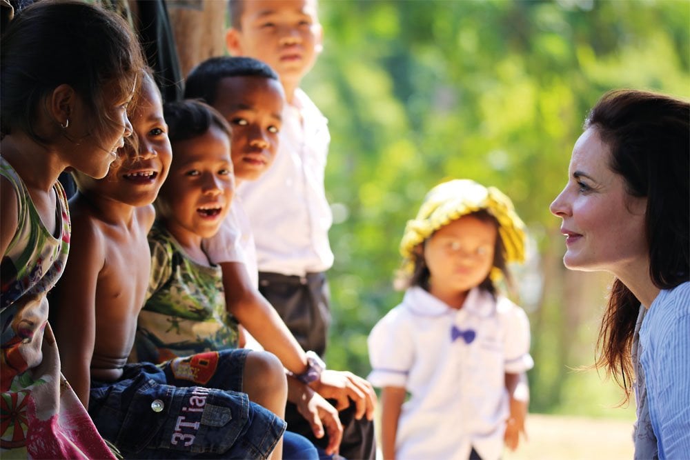Elisabeth Lanz mit einer Gruppe von Kindern in Kambodscha
