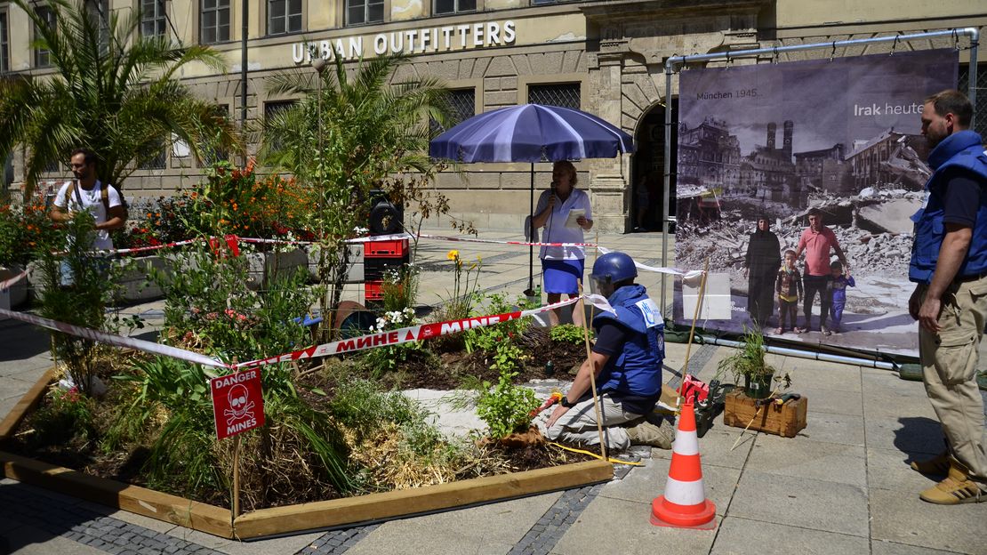 Künstliches Minenfeld in der Münchner Fußgängerzone