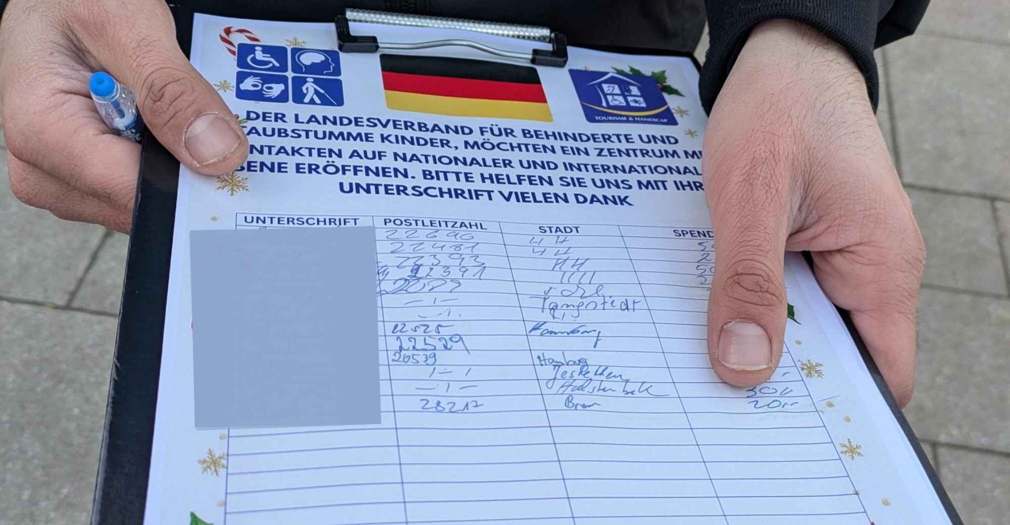 Zu sehen ist ein Foto von einem Klemmbrett, das ein falscher Spendensammler in den Händen hält. Darauf ist eine Liste mit einem Einleitungstext, verschiedenen Logos und einer deutschen Flagge.